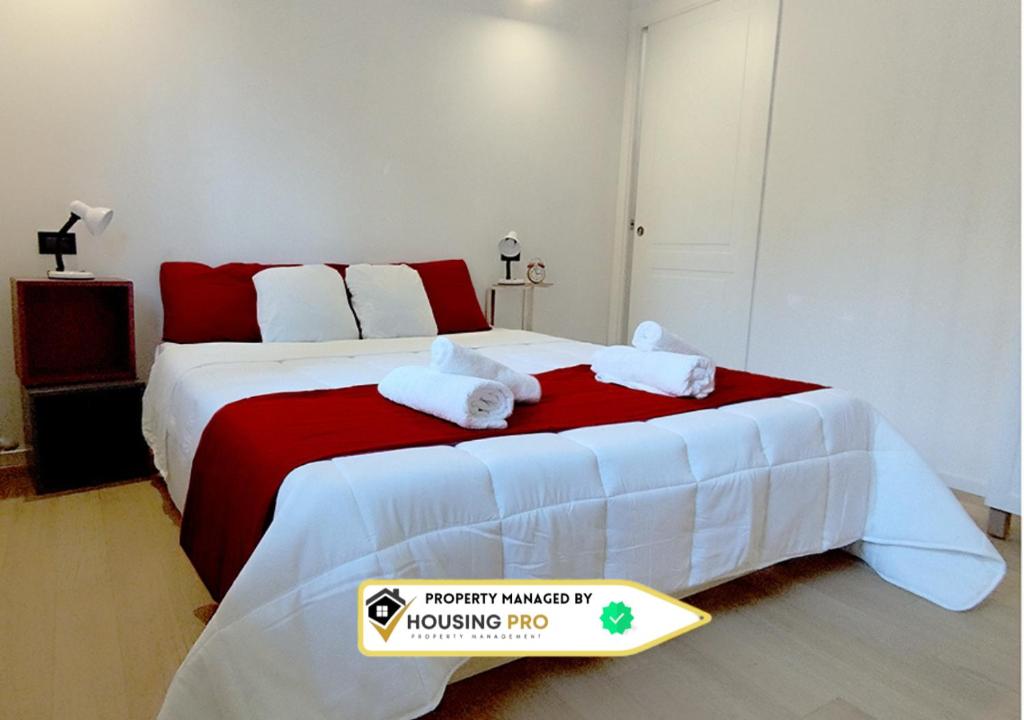um quarto com uma cama grande e toalhas em Industrial Design Loft near City Center and Stadium em Bolonha