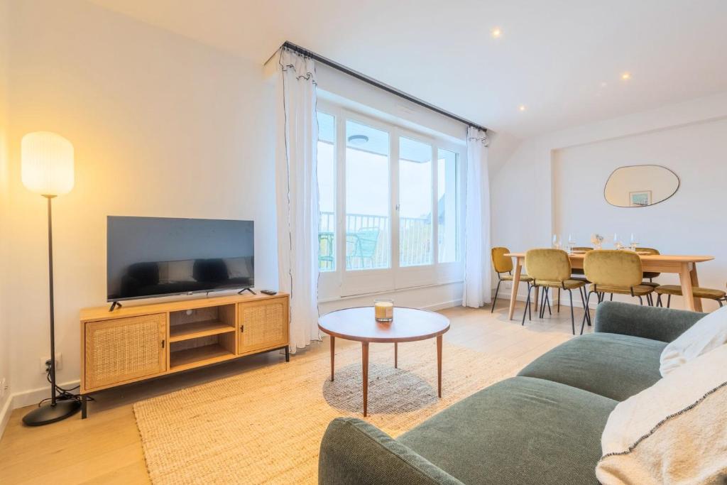 Et tv og/eller underholdning på One bedroom apartment with balcony and a view