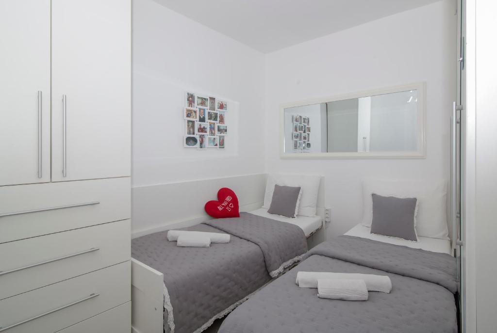Postel nebo postele na pokoji v ubytování MIRROR apartment