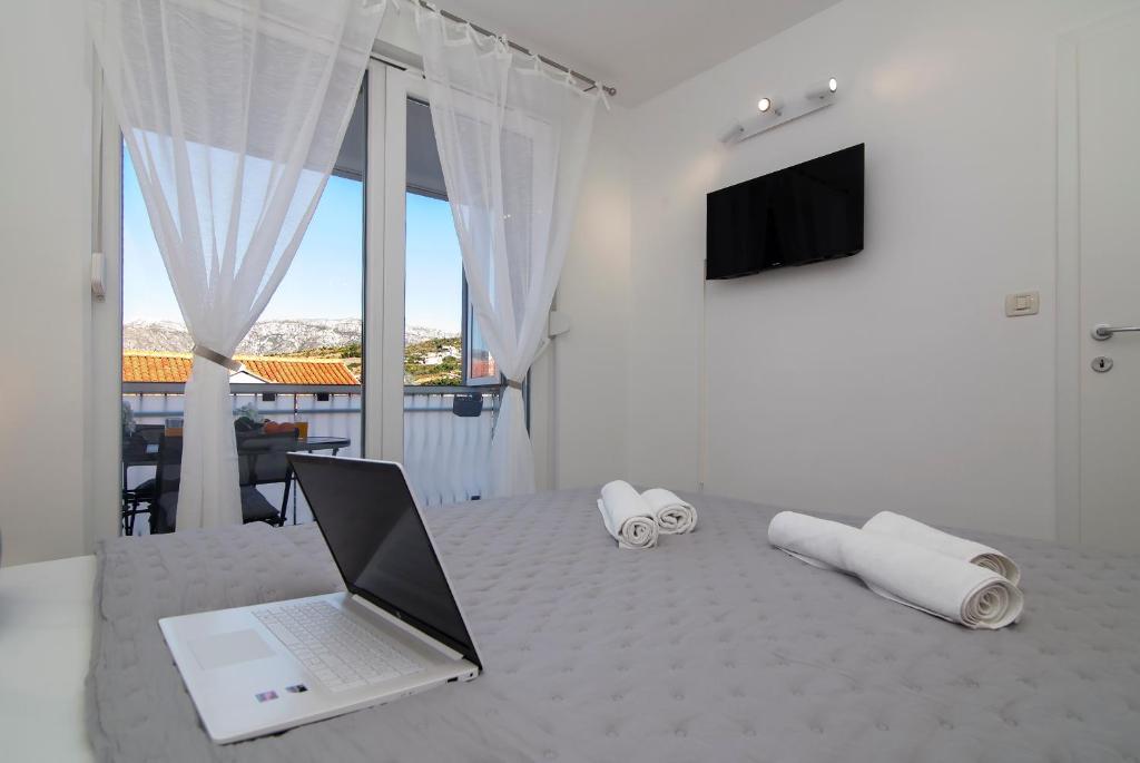TV a/nebo společenská místnost v ubytování MIRROR apartment