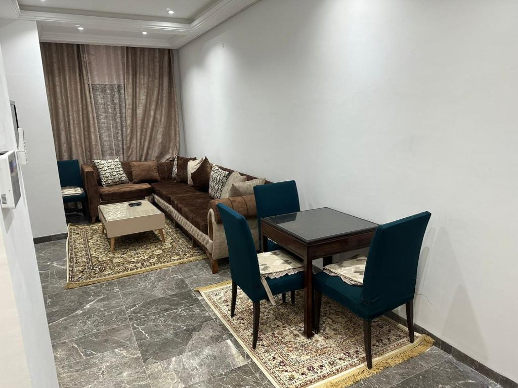 a living room with a table and a couch at Studio ain Zaghouan nord la marsa استديو عين زغوان الشمالية المرسى in Tunis