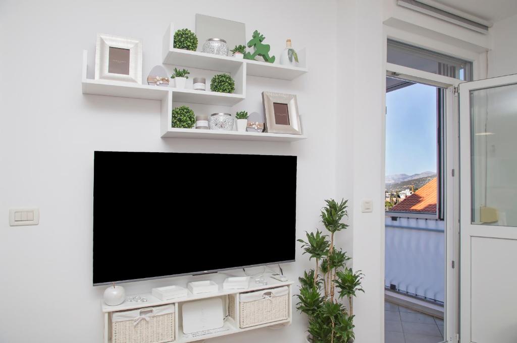 TV a/nebo společenská místnost v ubytování MIRROR apartment