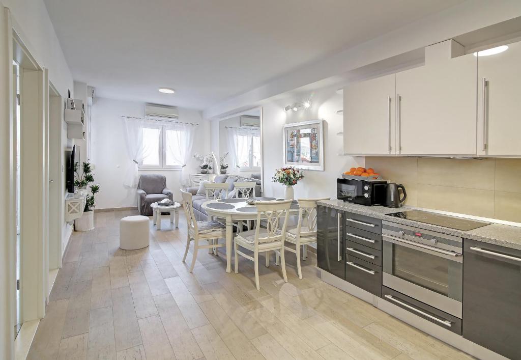 Kuchyň nebo kuchyňský kout v ubytování MIRROR apartment