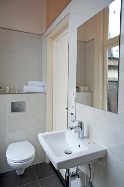 Ein Badezimmer in der Unterkunft Amsterdam Rembrandt Square city center Hotel
