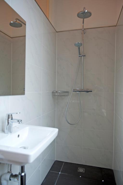 Ein Badezimmer in der Unterkunft Amsterdam Rembrandt Square city center Hotel
