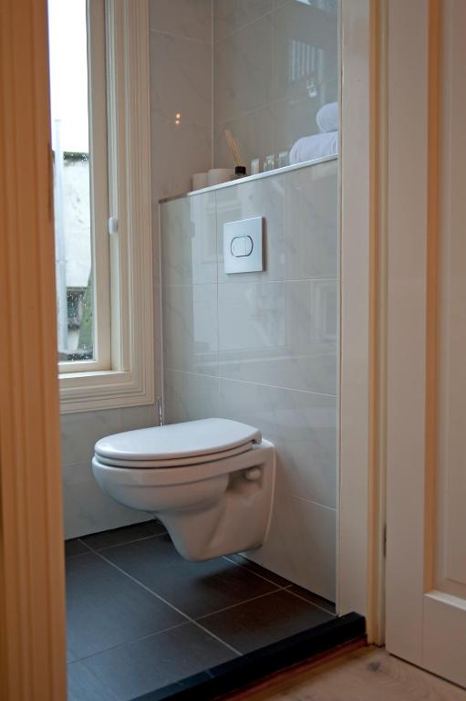 Ein Badezimmer in der Unterkunft Amsterdam Rembrandt Square city center Hotel