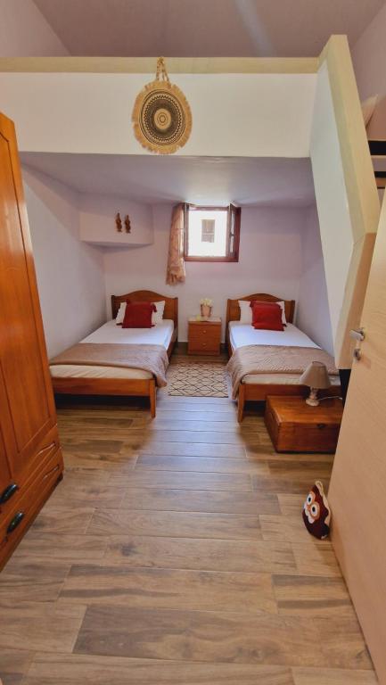 Postel nebo postele na pokoji v ubytování Seva Monolithos house