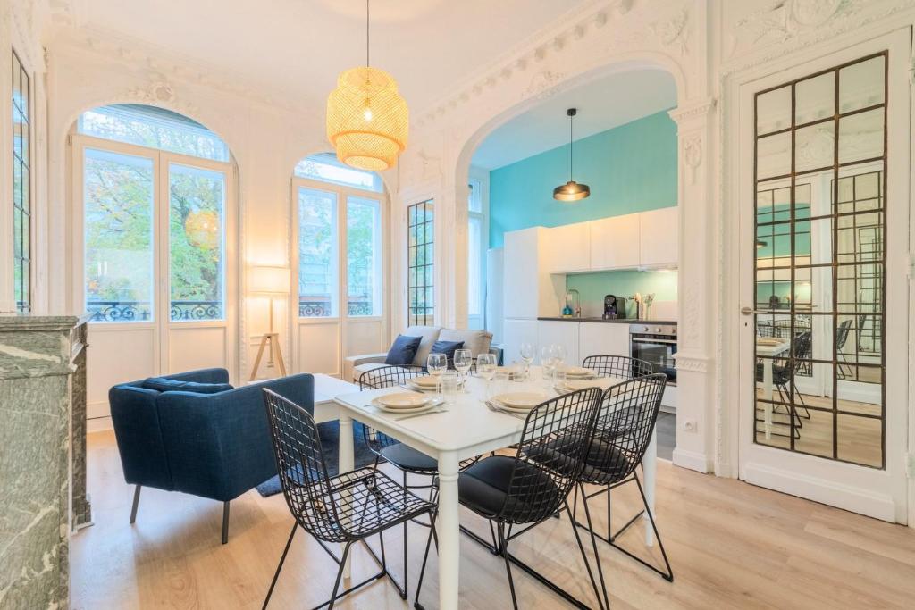 une salle à manger et un salon avec une table et des chaises dans l'établissement 3 bedroom duplex apartment, city center, à Lille