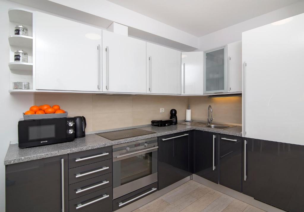 Kuchyň nebo kuchyňský kout v ubytování MIRROR apartment