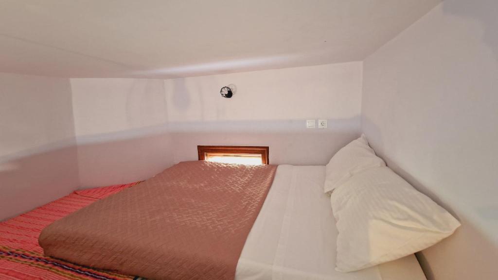 Postel nebo postele na pokoji v ubytování Seva Monolithos house