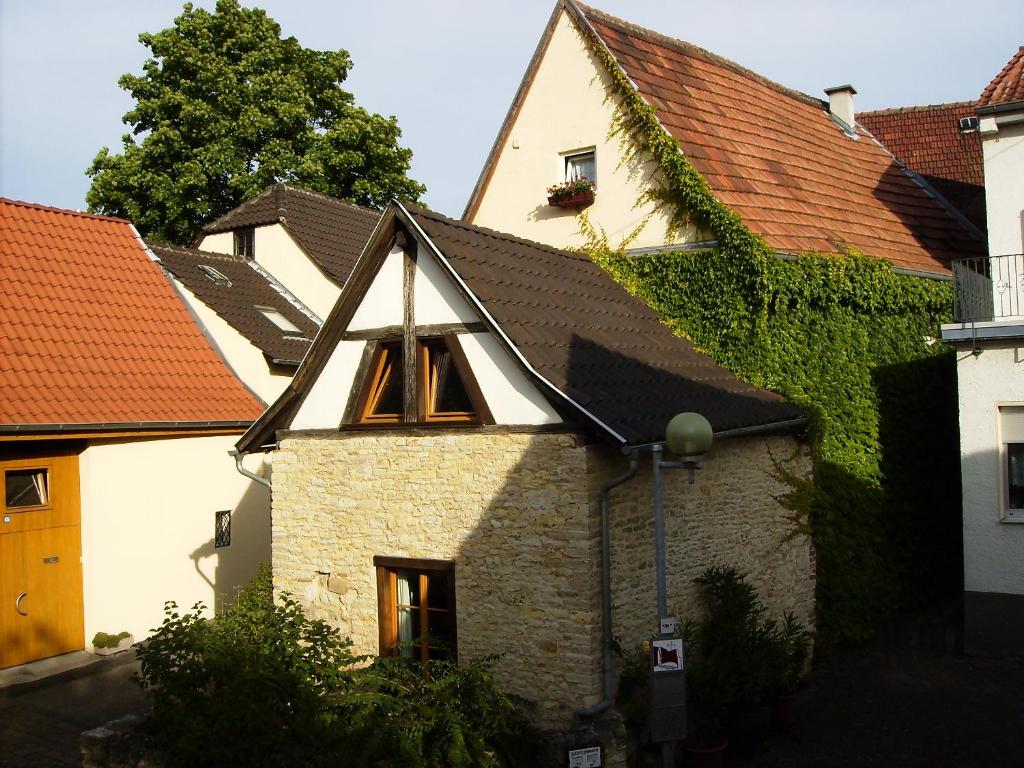 un bâtiment avec un toit recouvert de lierre dans l'établissement Übernachten in der Kaiserpfalz, à Ingelheim-sur-le-Rhin