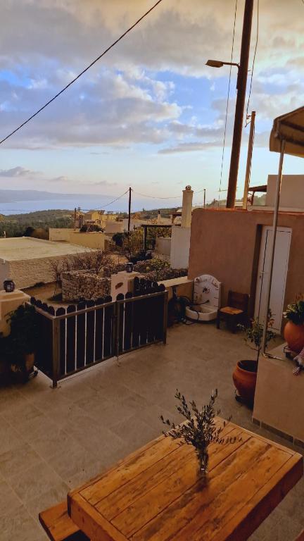 Balkón nebo terasa v ubytování Seva Monolithos house