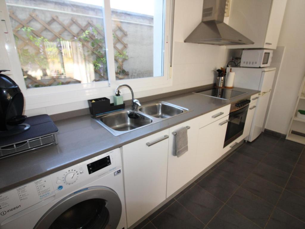Kuchyň nebo kuchyňský kout v ubytování Apartamento moderno, cerca de playa Les Tonyines, piscina comunitaria, terraza y WiFi - ES-228-141