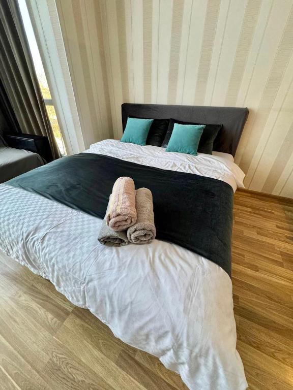 1 cama grande con 2 toallas encima en Little home Center apartament en Chişinău
