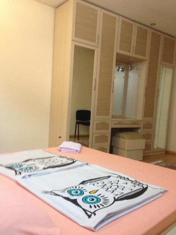 łóżko z różowym stołem w obiekcie Your House In Tbilisi w mieście Tbilisi City