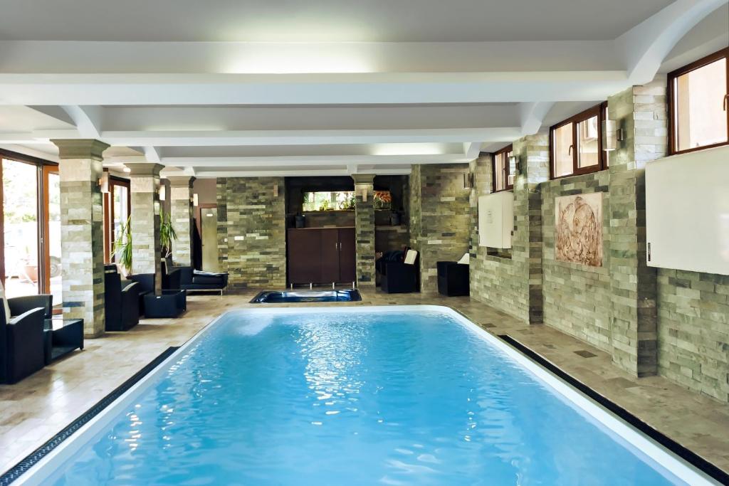 una piscina in una camera d'albergo con piscina di Hotel Grand a Eforie Nord