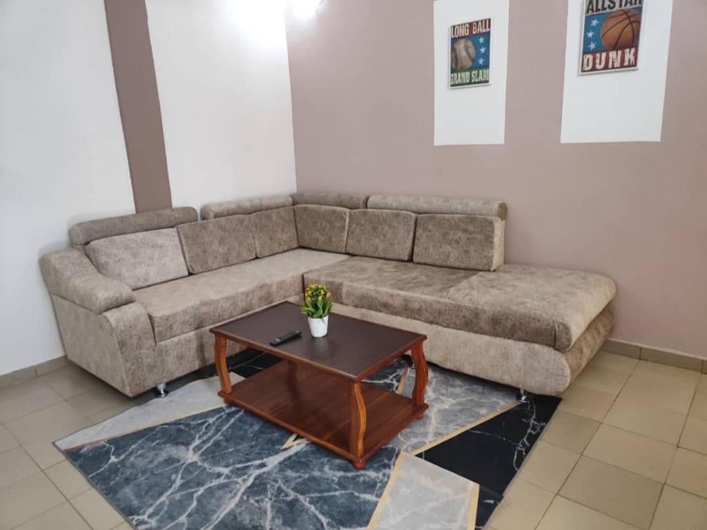 - un salon avec un canapé et une table basse dans l'établissement As résidence meublée, à Ouagadougou