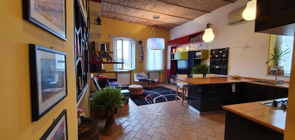 sala de estar con cocina y sala de estar con en Maison Mavù in the center with wifi fiber, 12 minutes on foot from the Umbria Jazz arena and 2 minutes from the free concerts in the square, en Perugia
