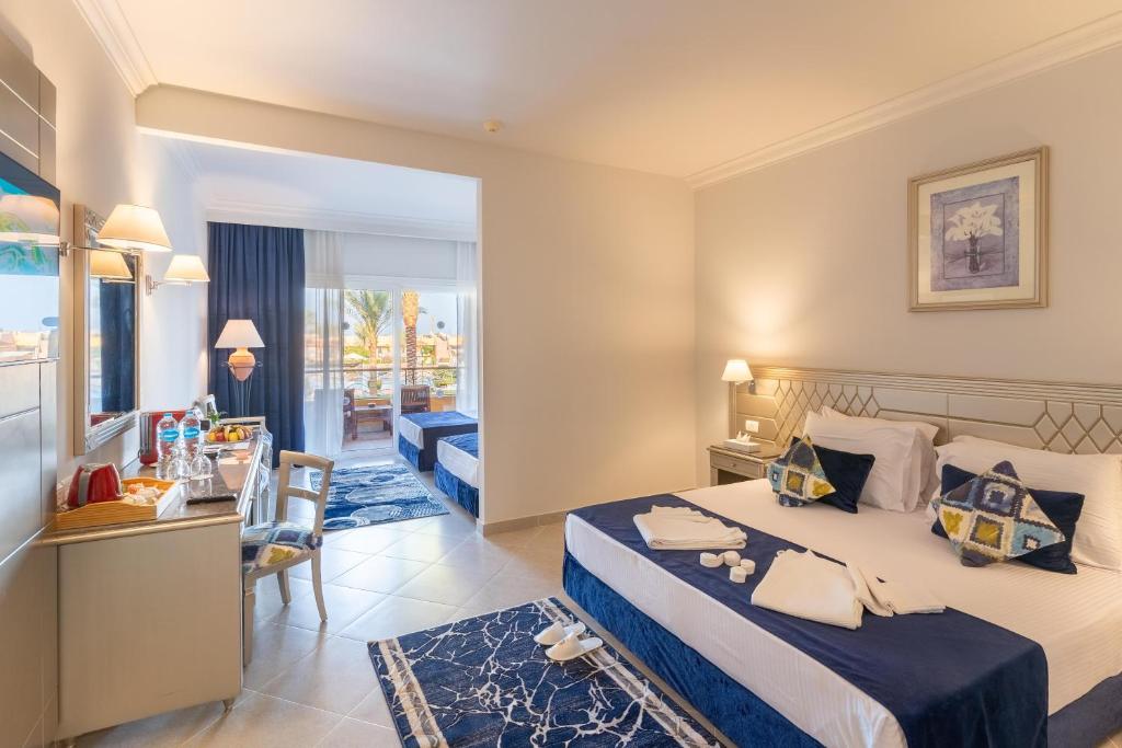 Postel nebo postele na pokoji v ubytování Malikia Resort Abu Dabbab