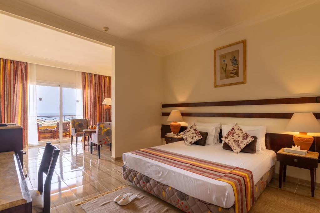 Postel nebo postele na pokoji v ubytování Malikia Resort Abu Dabbab