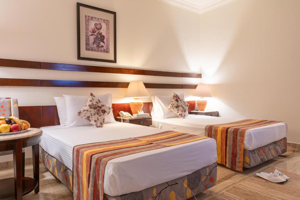 Postel nebo postele na pokoji v ubytování Malikia Resort Abu Dabbab