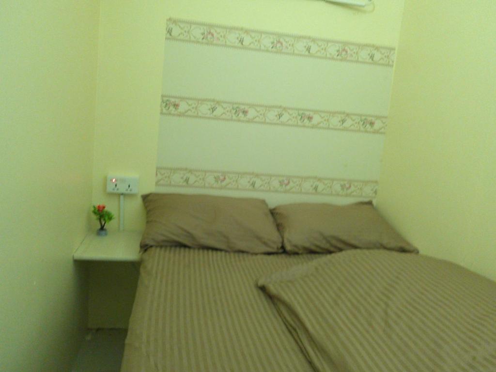 Katil atau katil-katil dalam bilik di Ruby Star Budget Room with Shared Washroom Access 321