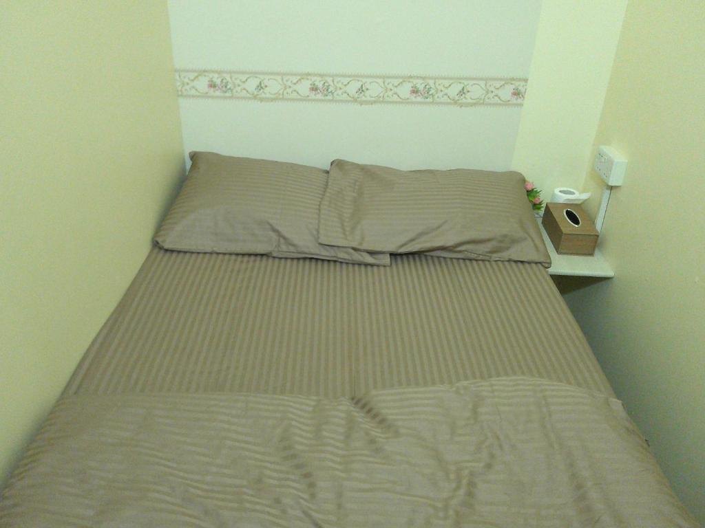 Katil atau katil-katil dalam bilik di Ruby Star Budget Room with Shared Washroom Access 321