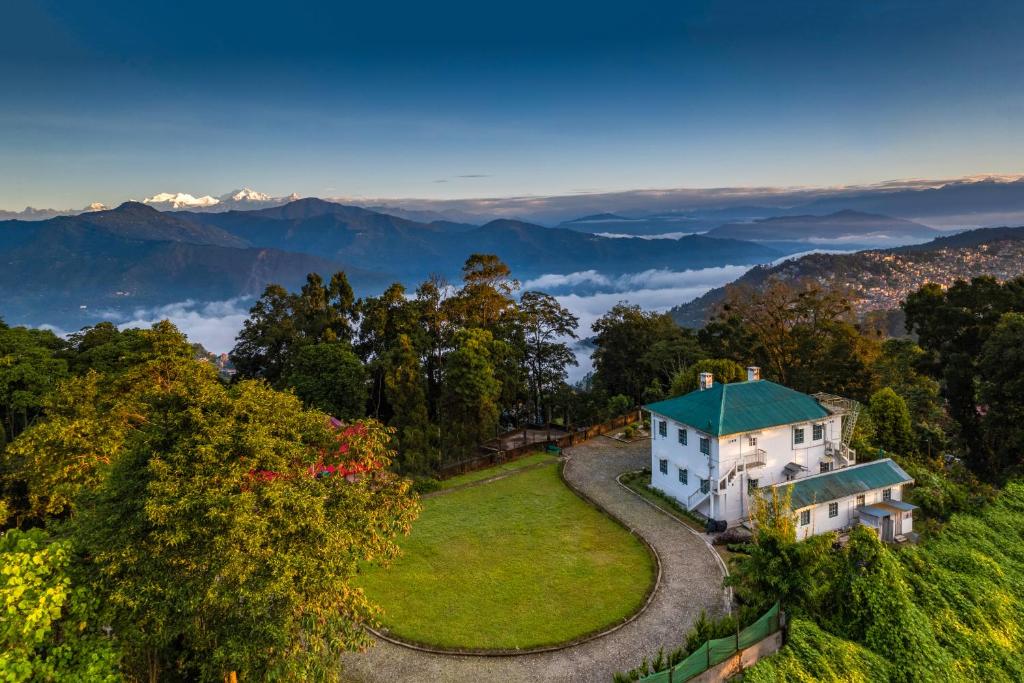 uma vista aérea de uma casa branca com um telhado verde em Niharika, The Old Place em Kalimpong