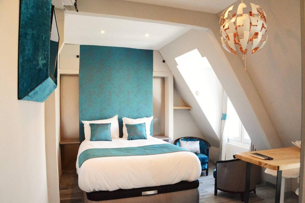 - une chambre dotée d'un lit avec un mur bleu dans l'établissement Victor Hugo - Splendid flat near Eiffel Tower, à Paris