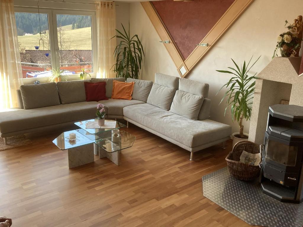 a living room with a couch and a table at Ferienhaus Am Kussenhof 