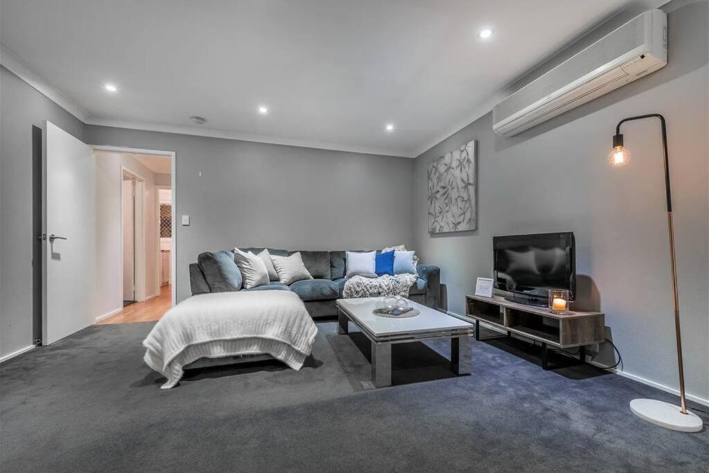 - un salon avec un canapé et une télévision dans l'établissement Modern Stylish House in Craigie, à Perth