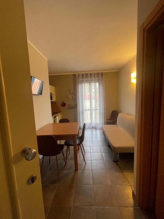 弗拉博萨索普拉纳LA CASA DI GIP的客厅里有一张桌子和一张沙发