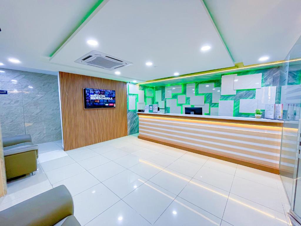 StarQ Hotel Bukit Bintangにあるテレビまたはエンターテインメントセンター