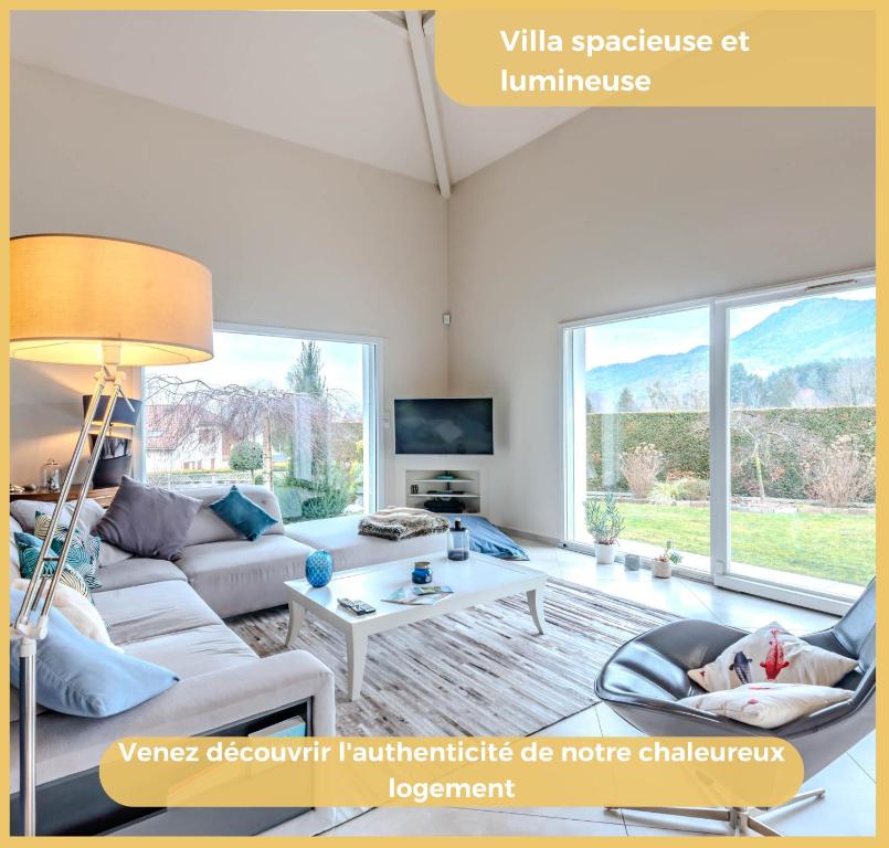 un soggiorno con un divano e un tavolo di Villa T6 I Luxury I Marcellaz a Marcellaz