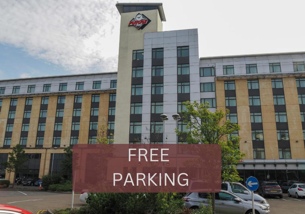 a free parking sign in front of a building at Future Inn Cardiff Bay in Cardiff