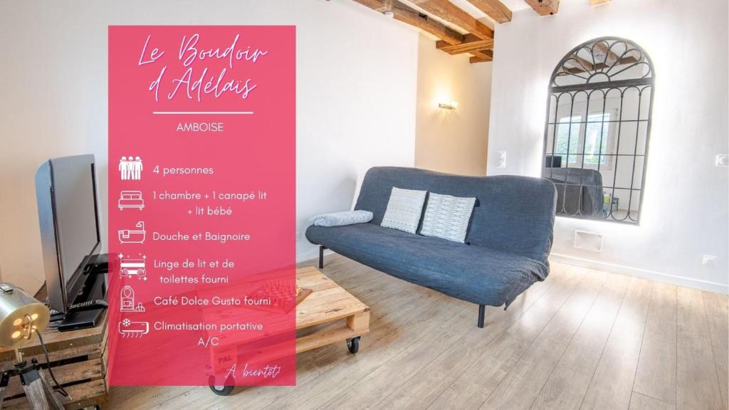 ein Schild in einem Wohnzimmer mit Stuhl in der Unterkunft Le boudoir d'adelaïs in Amboise