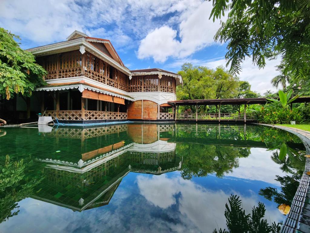 una casa con piscina frente a ella en Governor's Residence, en Yangón
