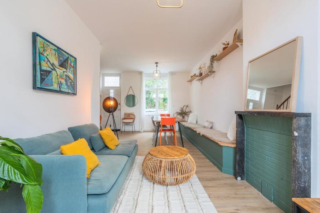 un soggiorno con divano blu e camino di 4 bedroom house with garden a Marcq-en-Baroeul