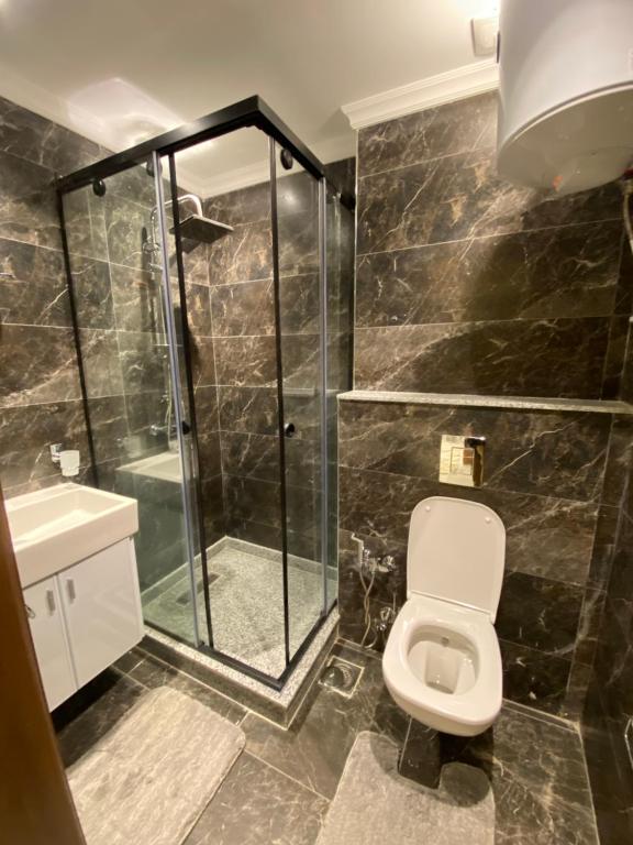 La salle de bains est pourvue d'une douche et de toilettes. dans l'établissement 5 عمر بن الخطاب, au Caire