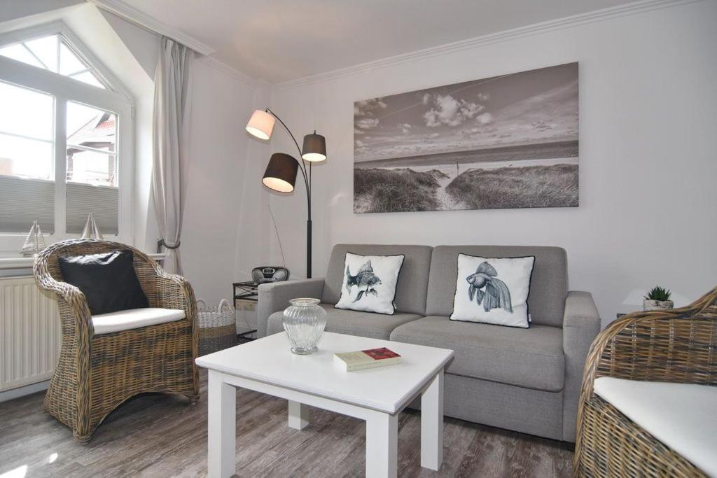 uma sala de estar com um sofá e uma mesa em Olympia Haus 2, Whg 10 em Westerland