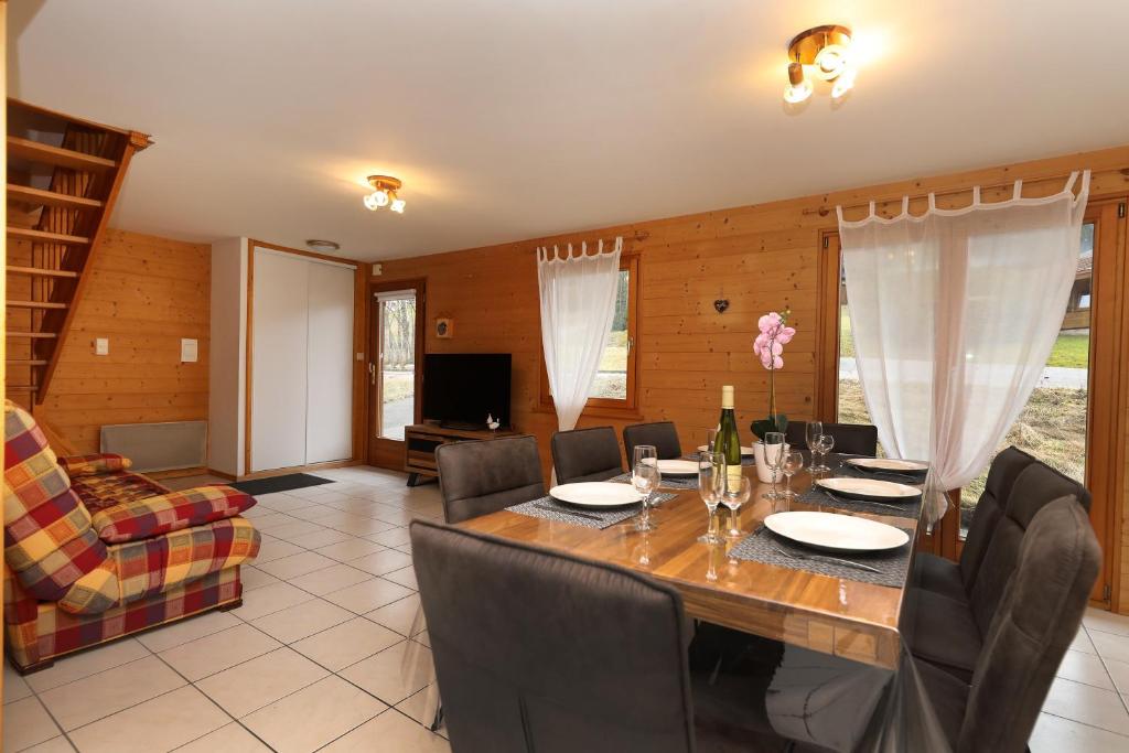uma sala de jantar com mesa e cadeiras em Le Chalet du Lac - Dans un environnement idéal em Xonrupt-Longemer