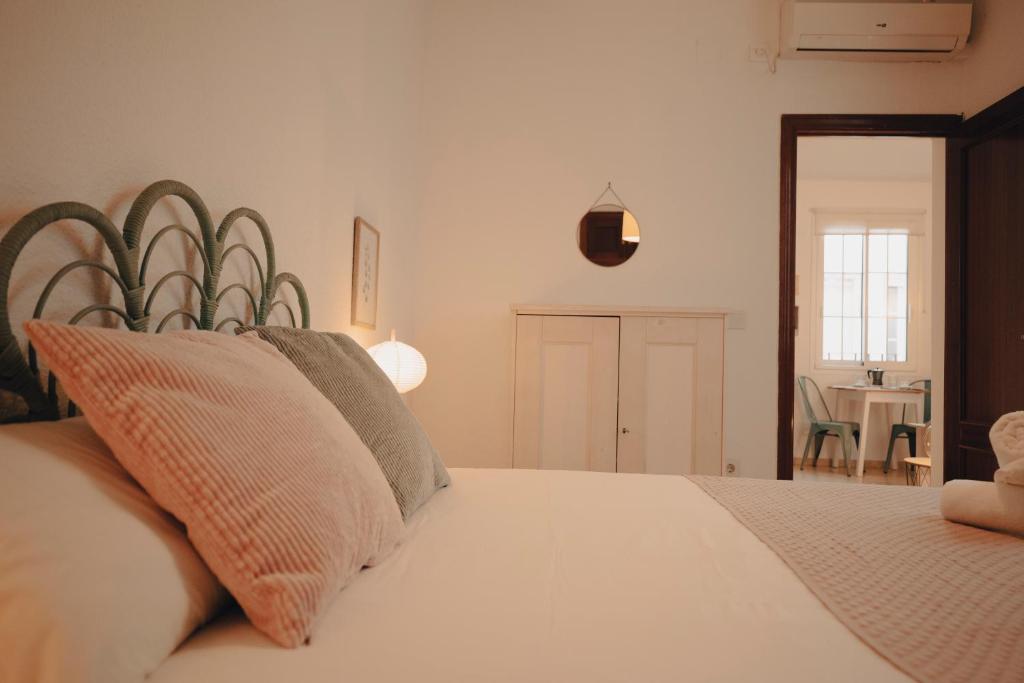 Łóżko lub łóżka w pokoju w obiekcie Triana, cozy y con una ubicación ideal