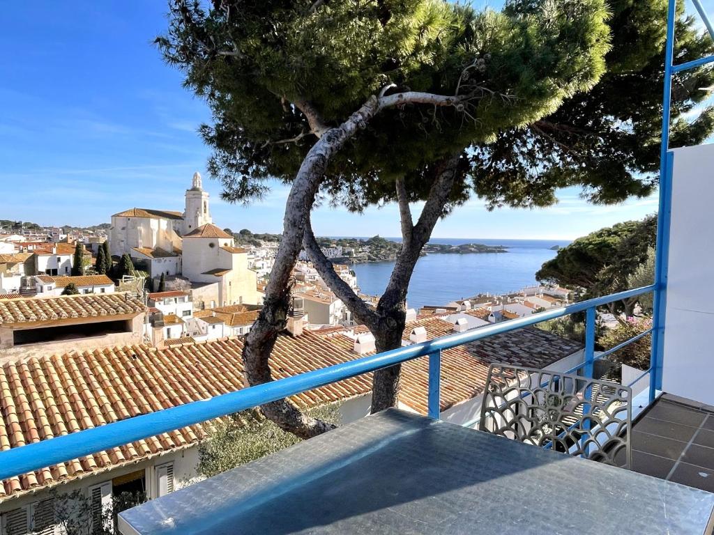 un árbol en un balcón con vistas al océano en TUSQUETS - Apartamento con vistas al mar, en Cadaqués
