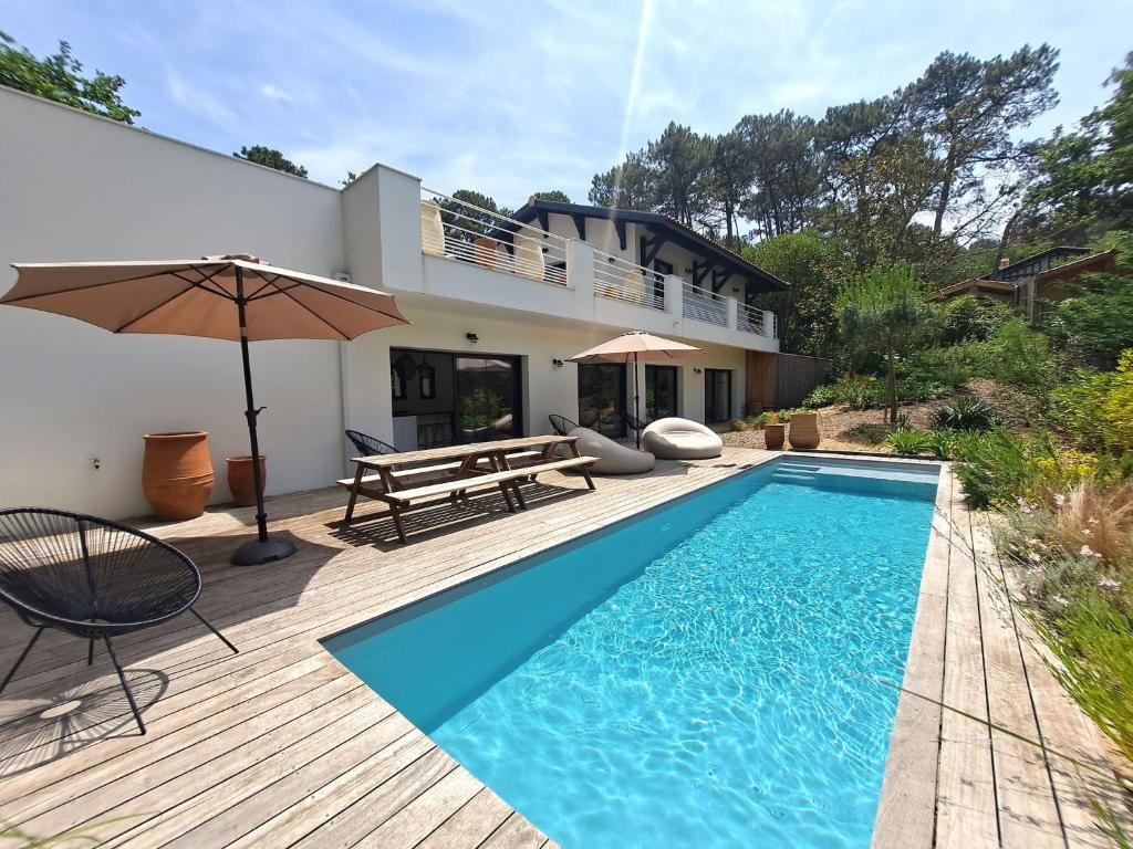 Majoituspaikassa Charmante villa avec piscine proche de la plage tai sen lähellä sijaitseva uima-allas