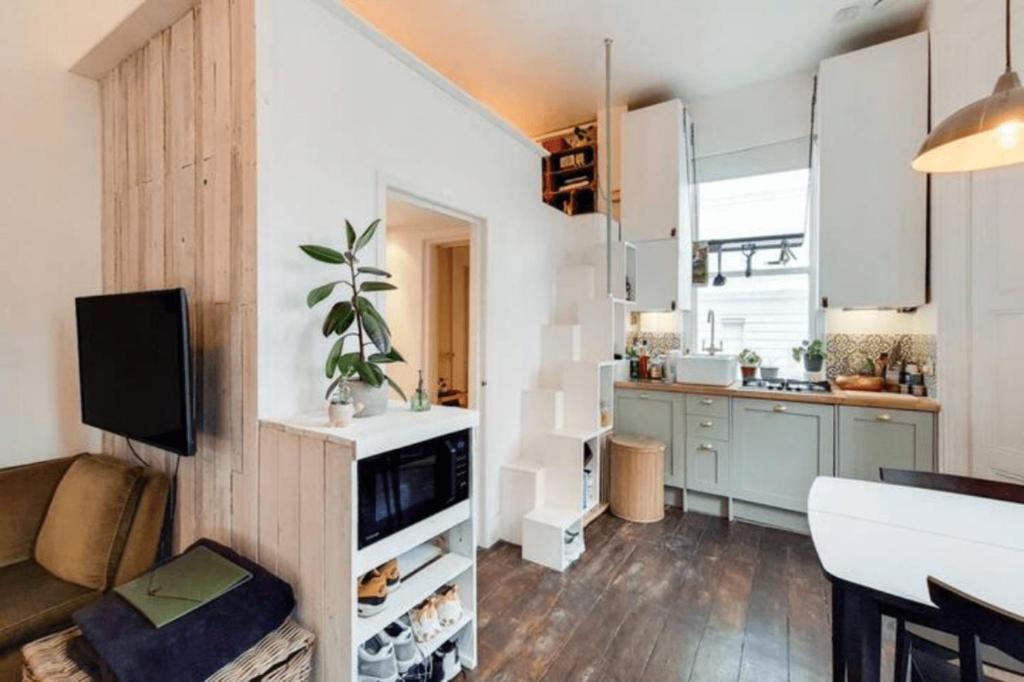 Zimmer mit Küche und Wohnzimmer in der Unterkunft Cozy studio flat in Notting Hill in London