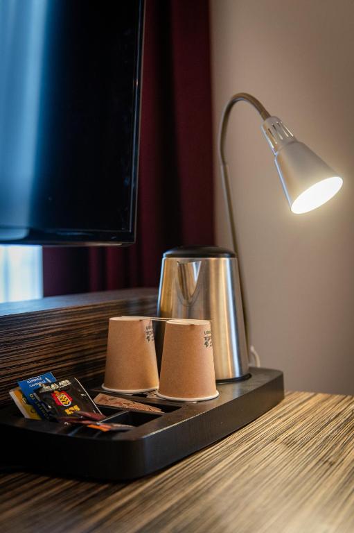 Příslušenství pro přípravu čaje a kávy v ubytování Hotel-Restaurant Horizon Ath-Lessines