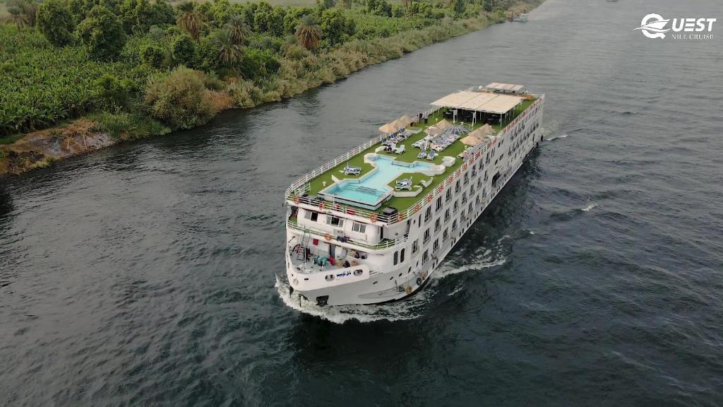 statek wycieczkowy płynący wzdłuż rzeki w obiekcie M/S Nile Quest Cruise - 4 or 7 Nights From Luxor each Monday and 3 or 7 Nights From Aswan each Friday w mieście Luksor