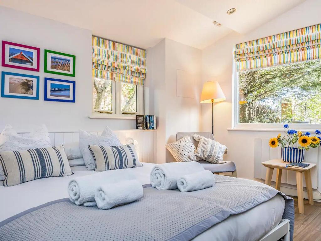 Pass the Keys Delightful Studio in West Ashling客房内的一张或多张床位