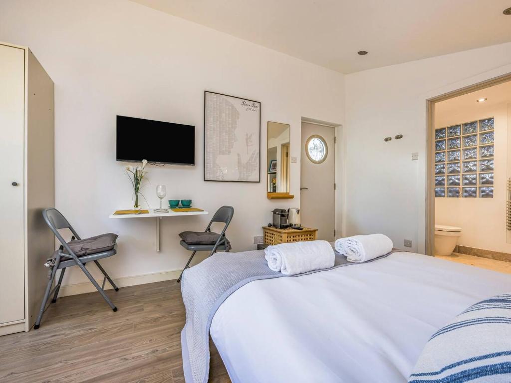Pass the Keys Delightful Studio in West Ashling客房内的一张或多张床位