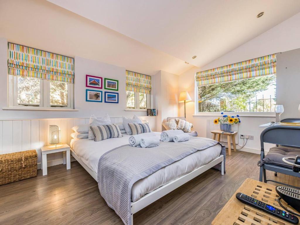 Pass the Keys Delightful Studio in West Ashling客房内的一张或多张床位